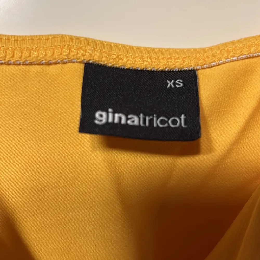 gult linne från Gina Tricot i storlek xs . Toppar.