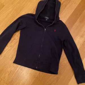 Ralph lauren zip hoodie - Säljs för den är för liten xl i barn storlek och xs-s i vuxen 