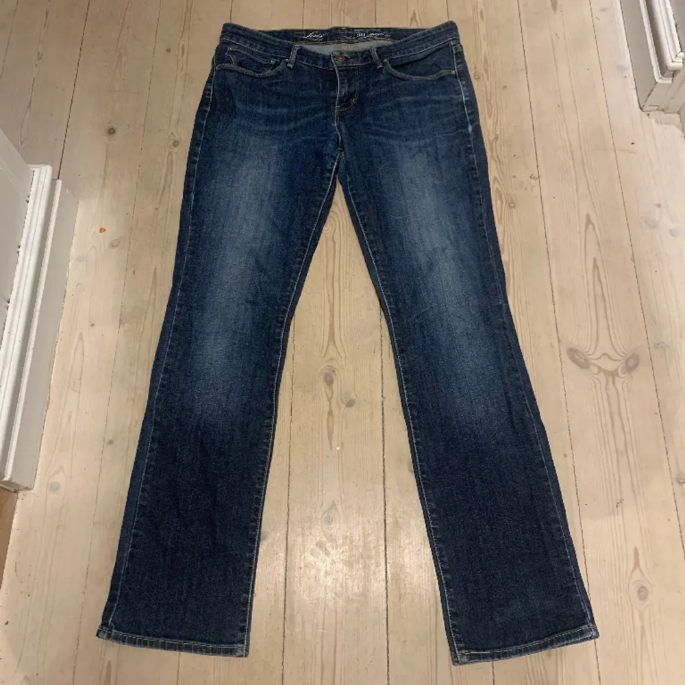 Så snygg jeans från Levis som jag köpte second hand som tyvärr är för små för mig❤️Midjemått 85, innerbenslängd 80. Jeans & Byxor.