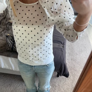 Prickig blus  - Jätte söt ”genomskinlig” blus från mango. Går även att knäppa i ryggen💖