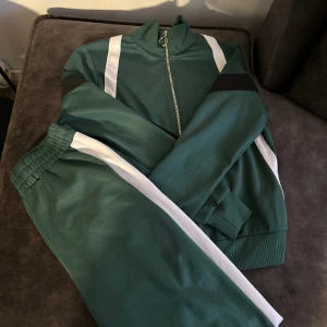 Dress - Dress från ginatricot. Storlek 38. Byxorna är lite noppriga annars som ny. 