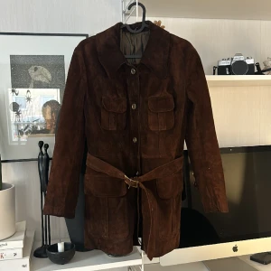 Mockajacka från Jofama - Ursnygg mockajacka från Jofama.  Lätt figurnära passform, storlek S   Fint skick  Djur och rökfritt hem 