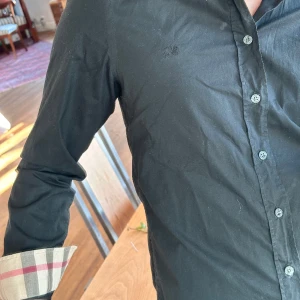 Burberry skjorta S - Svart burberry skjorta S  Hängt garderoben då den är för liten. Den är i storlek S