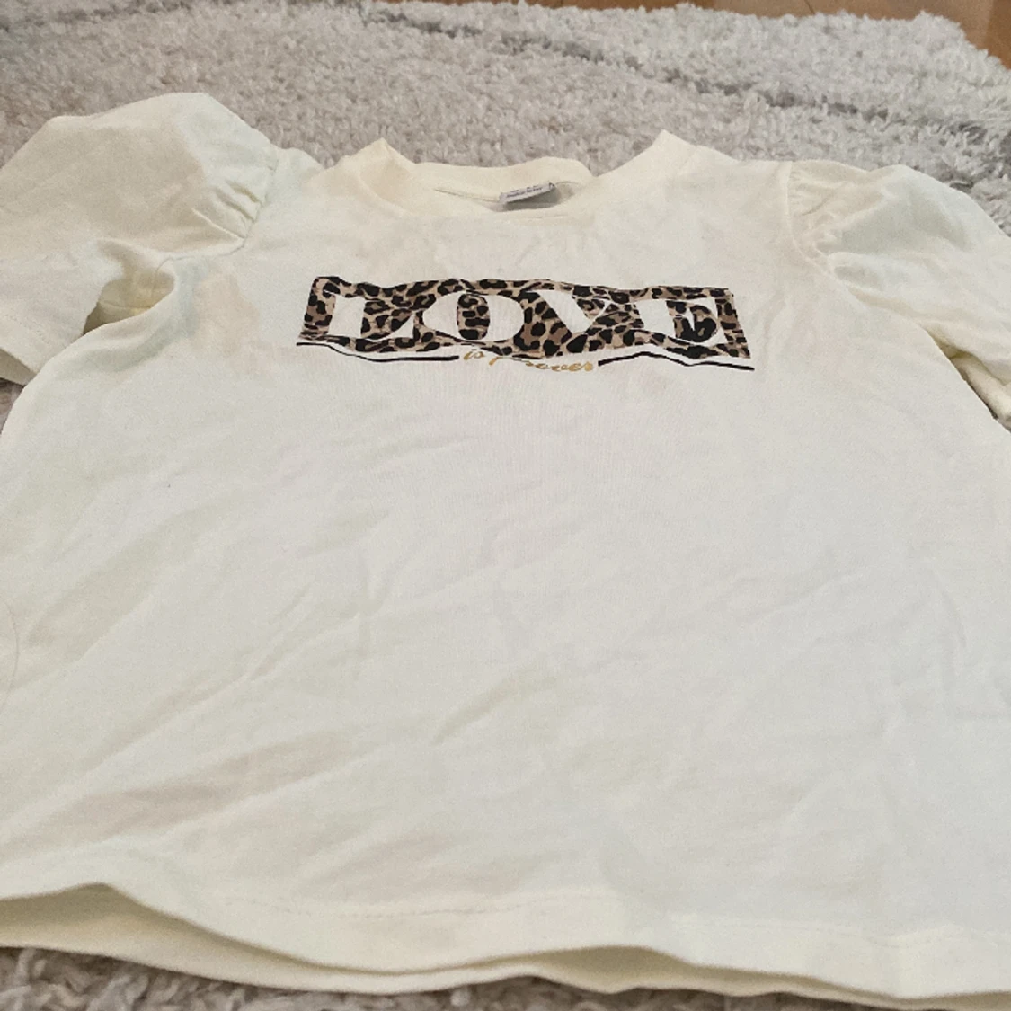 Vit fin t-shirt med en love logga på med puffiga axlar🤍 - 91