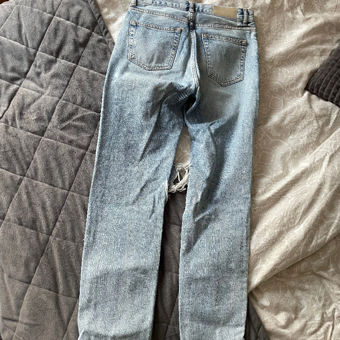 Blåa håliga jeans - 90