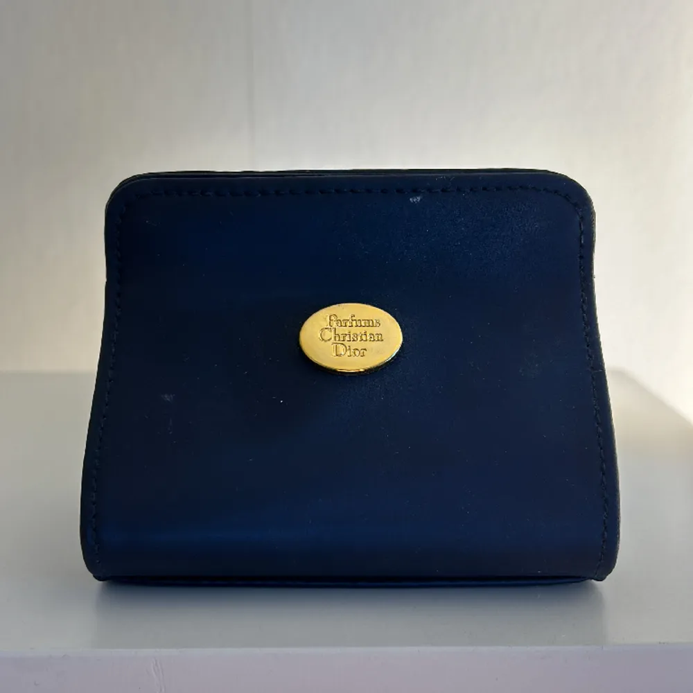 Liten necessär från Christian Dior 🫐 Jätte bra skick, helt ny! Marin blå med guld text. Får plats med tex: ett litet läppglans eller kort, kontant. Accessoarer.