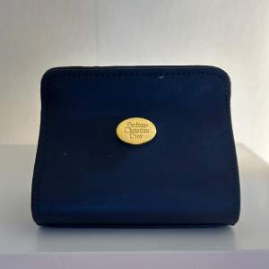 Liten necessär från Christian Dior 🫐 Jätte bra skick, helt ny! Marin blå med guld text. Får plats med tex: ett litet läppglans eller kort, kontant
