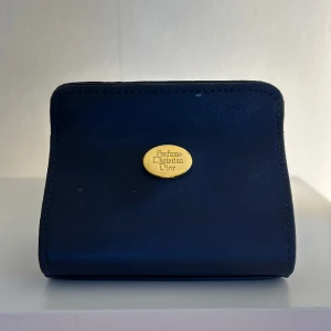 CHRISTIAN DIOR LITEN NECCESÄR - Liten necessär från Christian Dior 🫐 Jätte bra skick, helt ny! Marin blå med guld text. Får plats med tex: ett litet läppglans eller kort, kontant