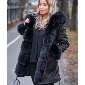 Svart Parka Jacka - Säljer en parka jacka med fuskpäls, använd 1 vinter, Storlek S. Säljer för 1500kr Nypris 3000kr