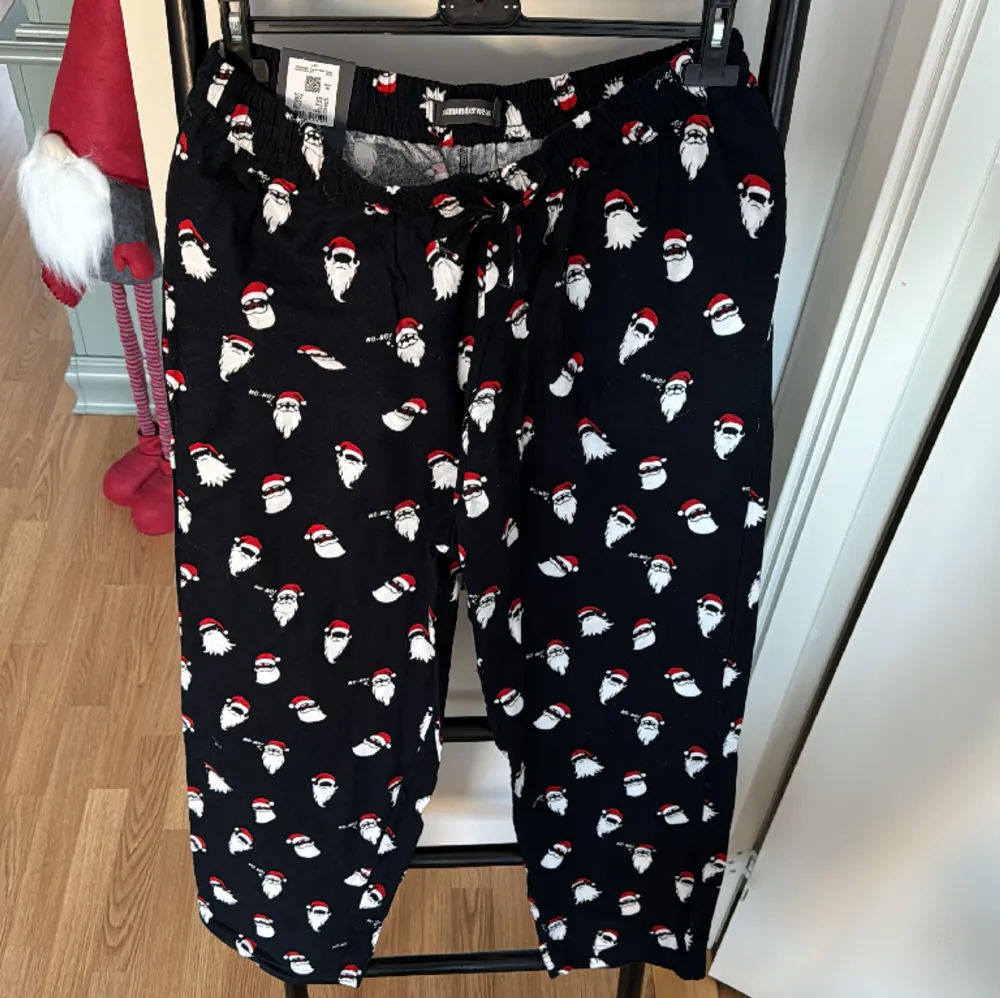 Mys set Dressmann - helt nytt med prislapp Pyjamas byxor - storlek L - Flannel Tofflor - storlek 44/45 - polyester- bomull  Nypris: 500kr mitt pris 289kr för båda.   Mörkblå, röd & vit . Övrigt.