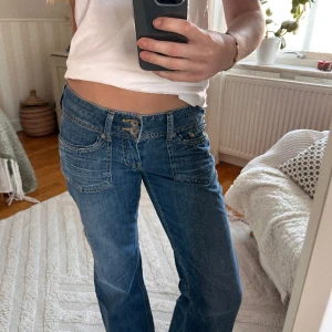 Esprit jeans  - Esprit jeans köpta second hand! De är i mycket bra skick med coola detaljer!