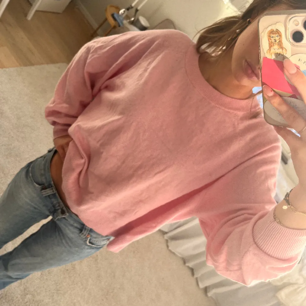 Superfin rosa stickad tröja 💕 Knappt använd, superbra skick!   Den är i storlek L men jag har storlek S oftast och den passar superbra💕. Tröjor & Koftor.