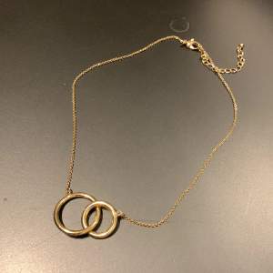 Guldhalsband med två ringar från glitter 