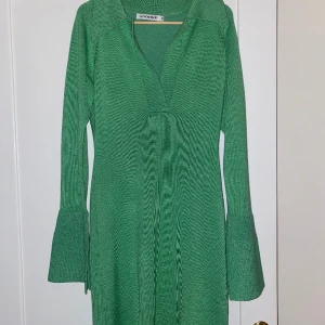 Adoore klänning - Nypris 1495kr. Stickad klänning från adoore. Endast använd 1 gång så som ny, storlek 38