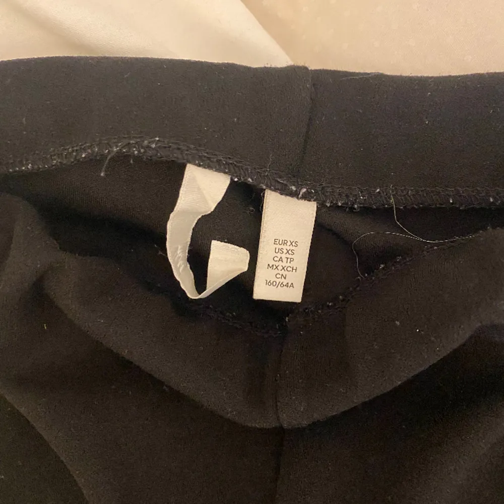 Svarta utsvängda byxor från H&M. Inte jätte högmidjade men heller inte lågmidjade, nyskick💕. Jeans & Byxor.
