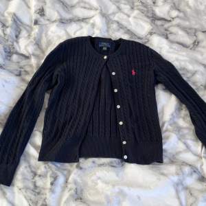 Fin Ralph lauren cardigan i nyskick, säljes pga av att den är för liten. Den är i barnstorlek men skulle säga att den motsvarar 3XS-2XS i storlek! 300kr+frakt💕