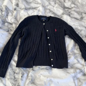 Ralph lauren cardigan  - Fin Ralph lauren cardigan i nyskick, säljes pga av att den är för liten. Den är i barnstorlek men skulle säga att den motsvarar 3XS-2XS i storlek! 300kr+frakt💕