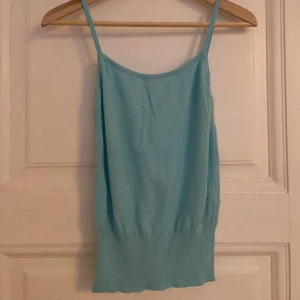 Turkos stickad sommartopp - Fin turkos topp som säljs billigt, är lite nopprig men fortfarande fin!