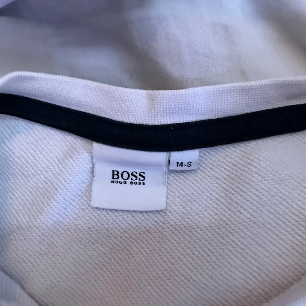 En väldigt snygg vit hoodie ifrån Hugo Boss. Köpt ny för runt 1000 kr. Ej några fläckar eller andra konstigheter! Pris kan sänkas! . Hoodies.