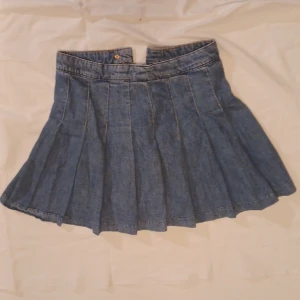 Blå Jeanskjol - Pleated jeanskjol från HM 💕 Nästan aldrig använd, väldigt bra skick 💞