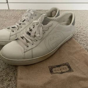 Gucci Sneakers 44,5 - Säljer mina Gucci Ace sneakers i strlk 44,5. Skorna är använda kanske 4-5 gånger därav skicket 8/10. Skickas samma dag om beställningen sker innan 19:00. Priset kan diskuteras vid snabb affär!