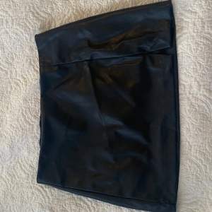 Fake läder kjol från bikbok, den e lågmidjad stl M stretchig i midjan Midja: 39 cm 