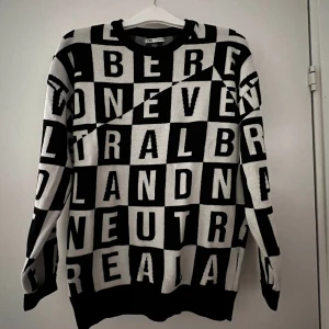 Stickad tröja - Stickad tröja från zara i storlek S, passar perfekt nu till kallare väder eller om du vill styla upp din outfit för att synas lite extra👏🏻🥳  frakt står på köparen🙏🏻 