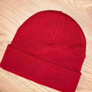 Beanie - Röd beanie från Monki som är mycket sparsamt använd (enbart några enstaka gånger). ❤️🤗