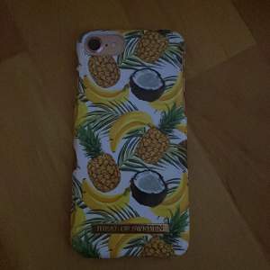 Jag säljer ett mobilskal som har kokosnötter, bananer och ananaser på. Det till IPhone 6 o 6s och från ideal of sweden. Sönder vid kamran men syns inte på. Du står för frakt. TAR FÖSLAG OM PRIS!!