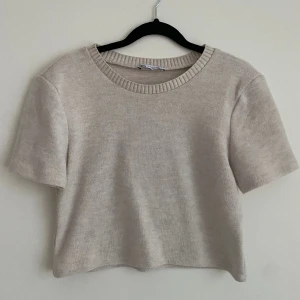 Stickad t-shirt - Kroppad stickad t-shirt från Zara, helt oanvänd men utan prislapp. Superbra skick och bra kvalitet! Köparen står för fraken💖