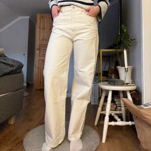 Ett par beiga jeans från Lager 157 i modellen Boulevard! Knappt använda därför säljer jag dem💗 Kan mötas upp i Uppsala!