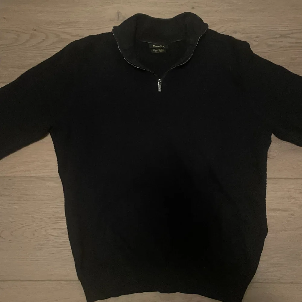 Säljer denna halvzip ifrån Massimo Dutti i en cashmere och ull blandning, eftersom den inte används. Det står XL i tröjan, men det är i barnstorlek så passar som en S. Tröjor & Koftor.