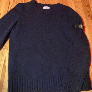 Stone island tröja - Säljer min stone island tröja pga att den var för liten för mig. andvänd ett fåtal gånger men i väldigt bra skick. Pris kan diskuteras. För fler bilder skriv till mig