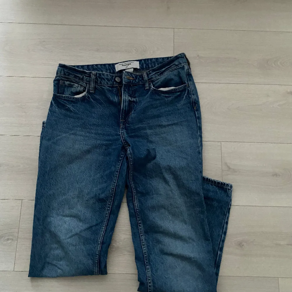 Lågmidjade jeans från H&M. Dom är straight i modellen och har inga skador. Kom privat för mer bilder!!. Jeans & Byxor.