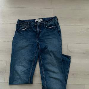 Lågmidjade jeans från H&M. Dom är straight i modellen och har inga skador. Kom privat för mer bilder!!