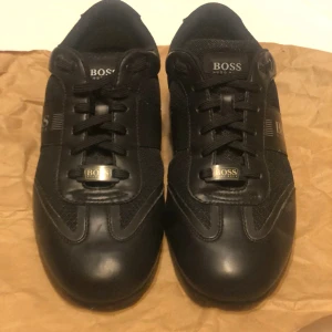 Hugo Boss sneakers  - Skick 10/10, använd endast 1 gång inga defekter. Strl 41. DM om mer info önskas 
