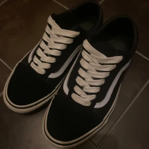 Varmfodrade vans stl 36,5-37 - Fodrade i skinn/mocka. Använda ca 10gånger så dom är i mkt fint skick. Nypris 1000kr.  Har 36,5-37 i mina andra skor så dom passar dig som har 23-23,5cm i innemått 