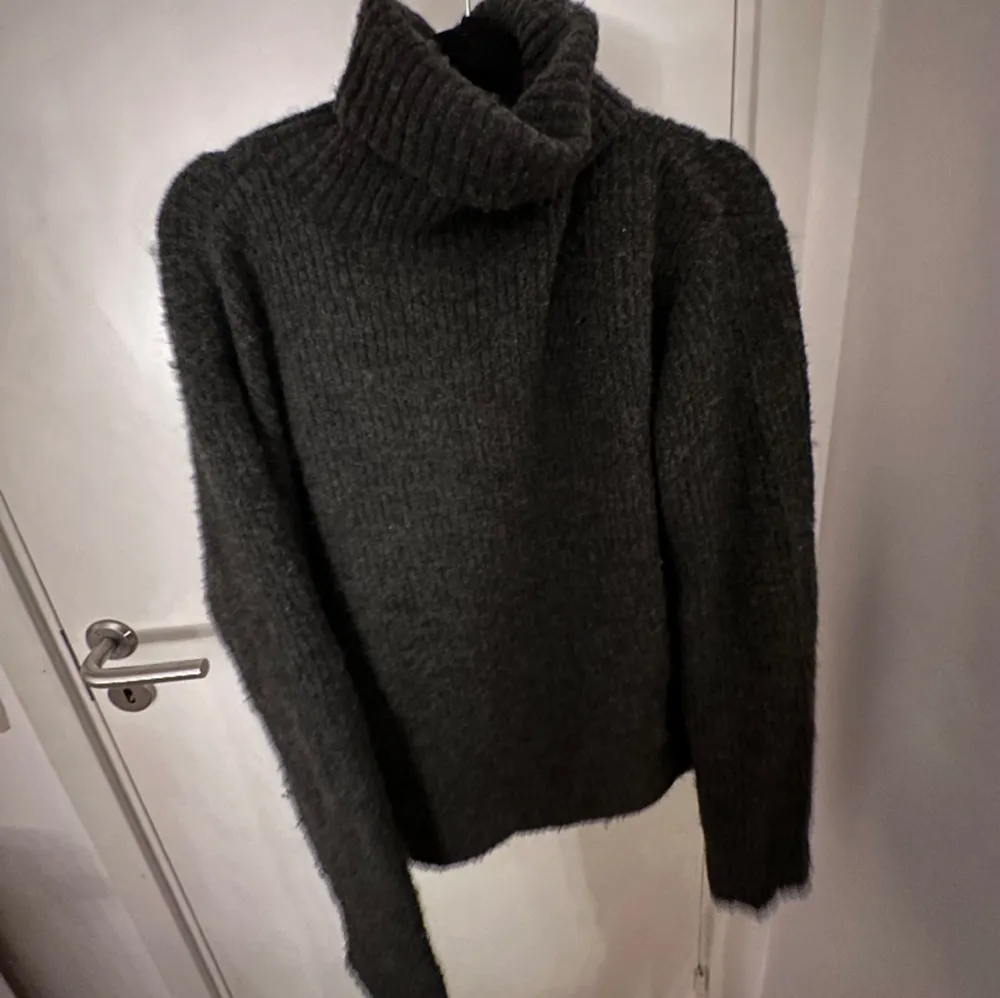 Så mysig svart tröja perfekt nu till kylan! 🙌🏻  Den har en krage man viker ner vilket är skönt så att man håller värmen samtidigt som det är galet snyggt😍Köpt från H&M! . Tröjor & Koftor.