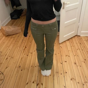 Gröna jeans  - Säljer då dom inte kommer till användning!! Jag har alltid 36 men de ärenden små i storleken! 