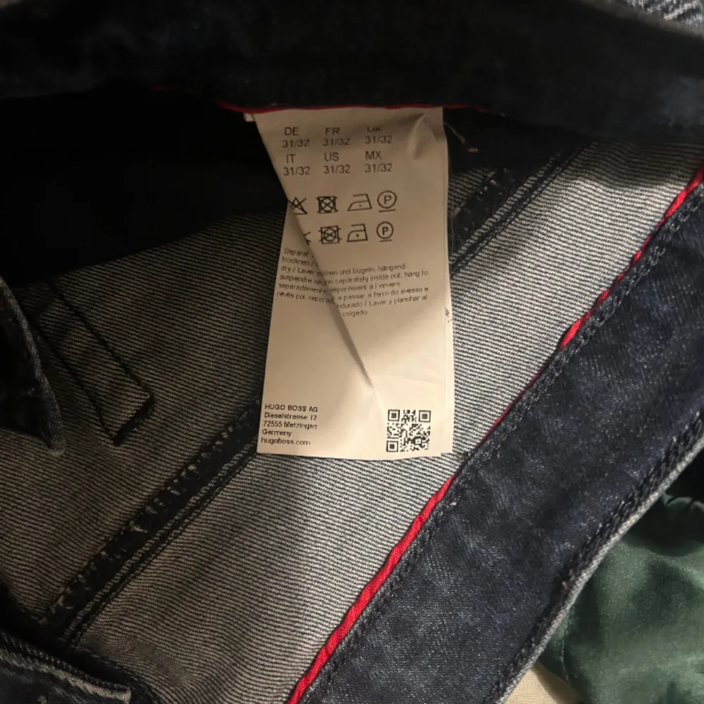 Säljer dessa jeans från Hugo boss i storlek 31/32. Använda fåtal gånger! . Jeans & Byxor.