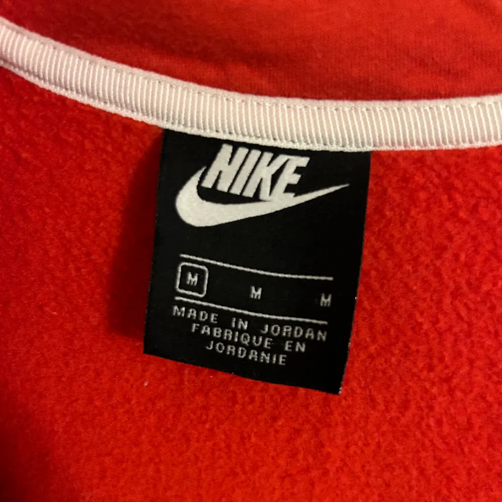 Nike hoodie med zip i storlek M Jättebra skick utan skador eller fläckar. Priset kan diskuteras. Hoodies.