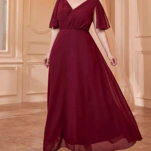 Galaklänning - Din galaklänning. Vinröd. Använd 1 gång. 3xl men sitter som 2xl. Jättefint material. Ord pris 500