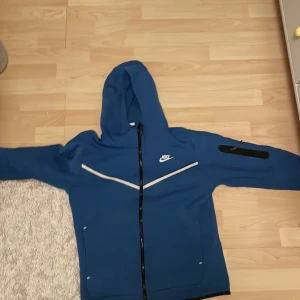 Nike tech fleece storlek S  - Nike tech i sådär skick, då den är lite nopprig och har två mindre hål  Storlek S  Köpare betalar frakt 