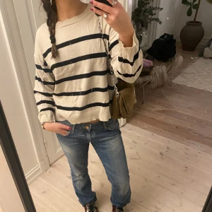 Tröja- jeans - Snygga jeans från fit star som ej kommer till användning i storlek 30/32 men passar även mig som har storlek s. Nupris 170:-    Randig tröja från neo noir i storlek 34. Nupris 200:-