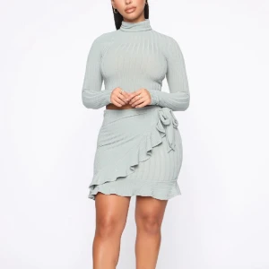 Nytt set från FashionNova  - Nytt set med topp och kjol från Fashion Nova, storlek XS i båda delar.