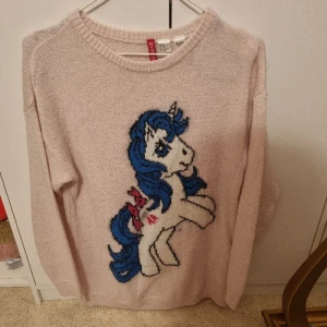 My little pony tröja - Tröja från h&m för många år sen. Använt skick. Den är nopprig. Står att det är XS men den är oversized så passar upp till M. Kan mötas upp i vänersborg