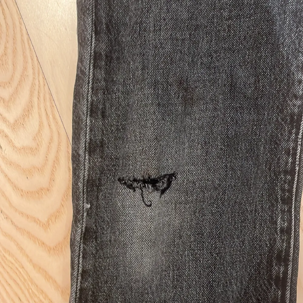 Fint skick dock med ett litet hål på knät så det får ni bedöma själva  Färgen är grå/svarta Köparen står för frakten . Jeans & Byxor.