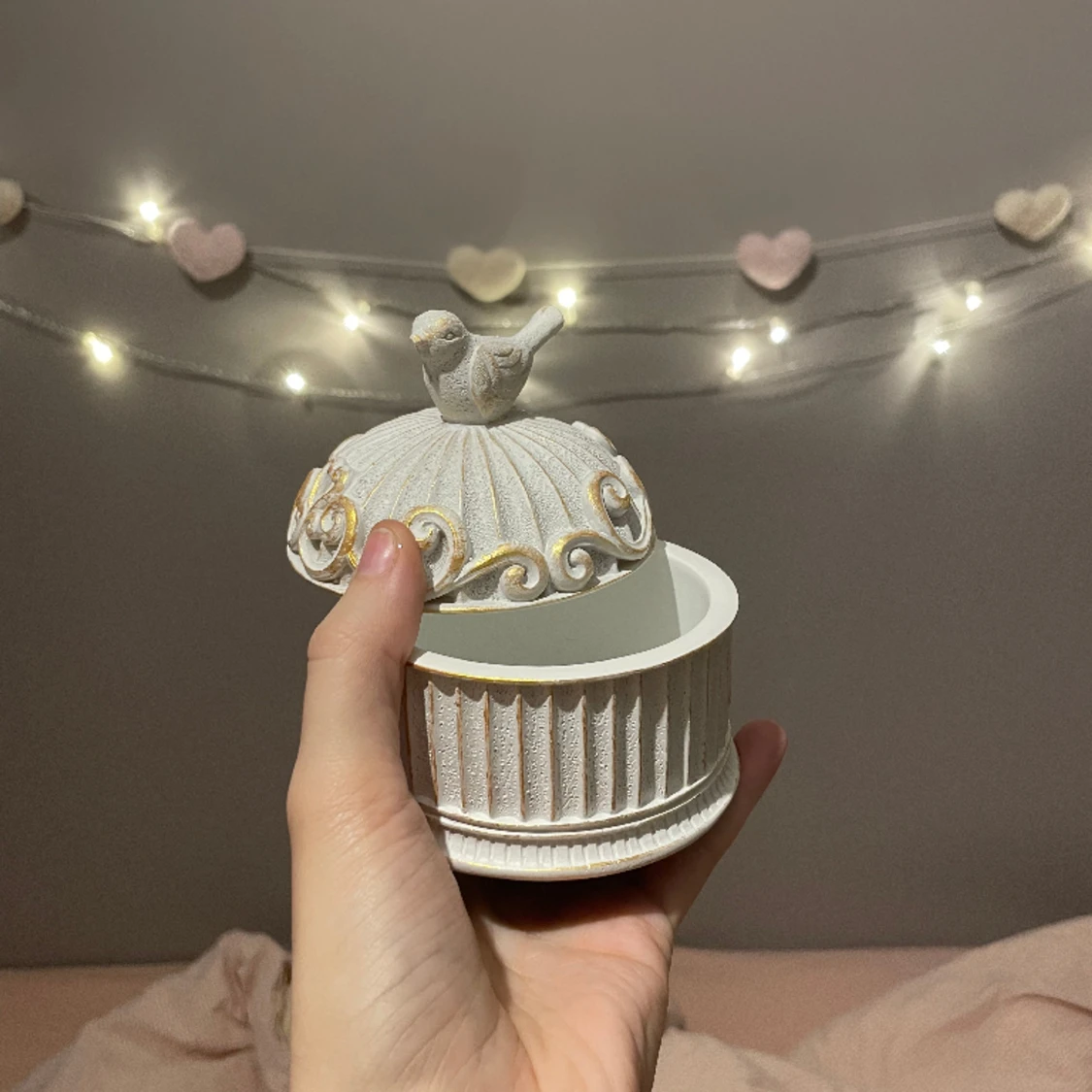 Gullig burk med fågel - 90