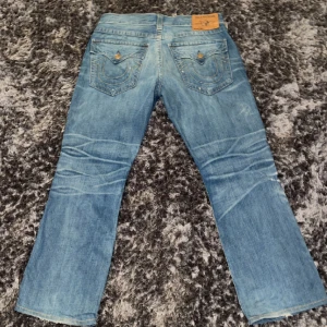 true religion ricky  - feta baggy trueys i strlk 36x34, dunder skick enda defekten är ett hål som sytts men ser ut som en del av designen💯
