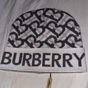 Burberry mössa - Helt ny inne riktigt fin oanvänd burberry mössa, den är i topp kvalite utan defekter och kan hålla dig riktigt fin, den har bra passform och sitter skönt på huvudet 🐎